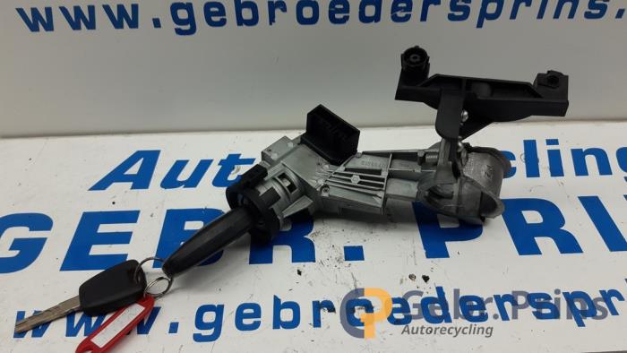 Używane Stacyjka + Kluczyk Fiat Grande Punto (199) 1.3 JTD Multijet 16V VGT Cena € 25,00 Procedura marży oferowane przez Autorec. Gebr. Prins b.v.