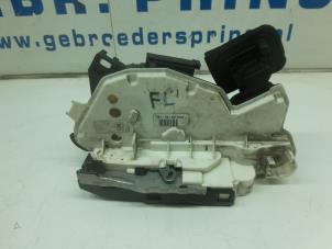 Begagnade Dörrlåsmekanism, 4-dörrars, vänster fram Volkswagen Golf VII (AUA) 1.6 TDI 16V Pris € 25,00 Marginaltabell erbjuds av Autorec. Gebr. Prins b.v.