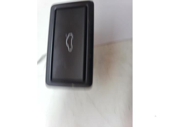 Tailgate switch from a Volkswagen T-Roc 1.0 TSI 12V BlueMotion 2018