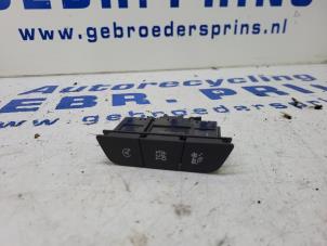 Usados Interruptor (varios) Ford Focus 4 Wagon 1.0 Ti-VCT EcoBoost 12V 125 Precio € 20,00 Norma de margen ofrecido por Autorec. Gebr. Prins b.v.