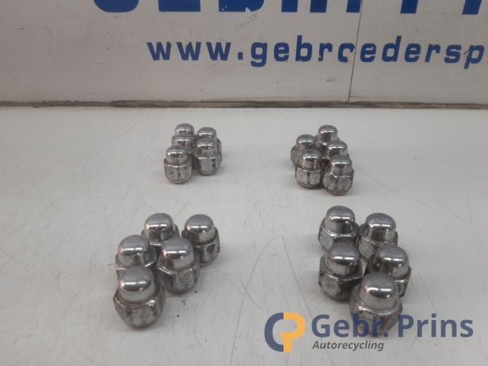 Gebrauchte Nabenmutter Kia Venga 1.6 CVVT 16V Preis € 15,00 Margenregelung angeboten von Autorec. Gebr. Prins b.v.