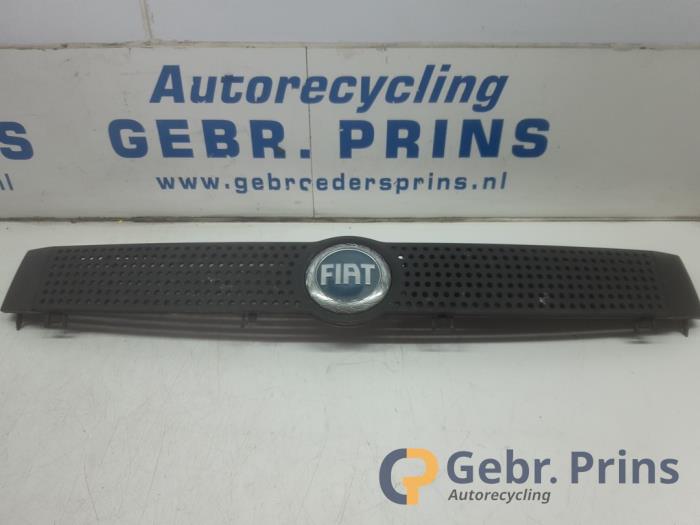 Używane Grill Fiat Panda (169) 1.1 Fire Cena € 30,00 Procedura marży oferowane przez Autorec. Gebr. Prins b.v.