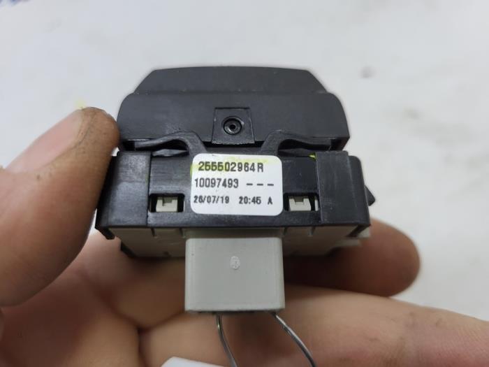 Cruise control switch from a Renault Clio IV Estate/Grandtour (7R) 0.9 Energy TCE 90 12V 2020