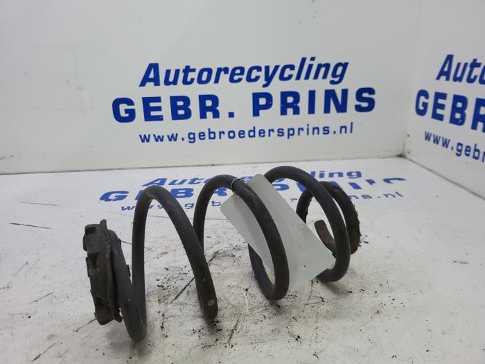 Rear coil spring from a Renault Clio III (BR/CR) 1.4 16V 2005