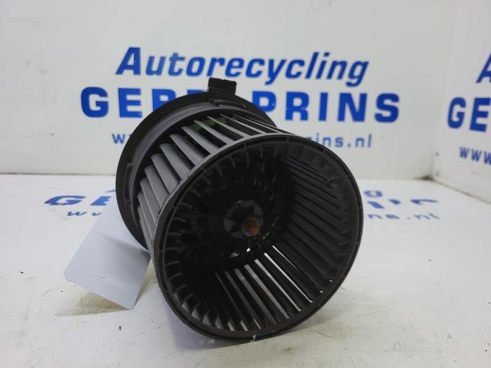 Heating and ventilation fan motor from a Renault Clio IV Estate/Grandtour (7R) 0.9 Energy TCE 90 12V 2020