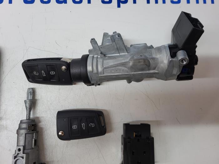 Ignition lock + computer from a Volkswagen Polo VI (AW1) 1.0 TSI 12V 2019