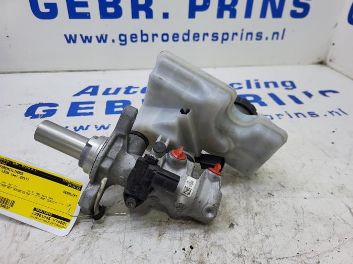 Master cylinder from a Seat Leon ST (5FF) 1.4 TSI ACT 16V 2017