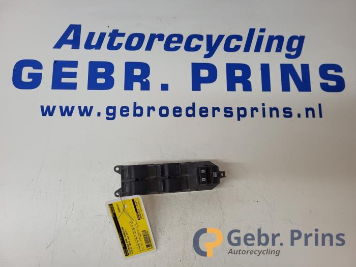 Usados Interruptor de ventanilla eléctrica Toyota Yaris III (P13) 1.5 16V Dual VVT-iE Precio € 40,00 Norma de margen ofrecido por Autorec. Gebr. Prins b.v.