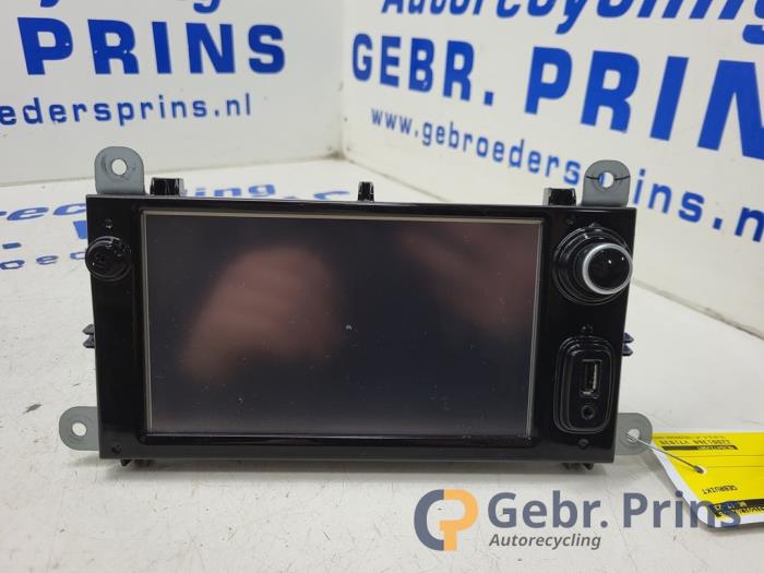 Używane Panel obslugi radia Renault Clio IV Estate/Grandtour (7R) 0.9 Energy TCE 90 12V Cena € 150,00 Procedura marży oferowane przez Autorec. Gebr. Prins b.v.
