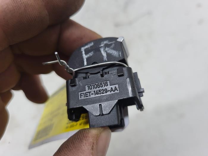 Electric window switch from a Ford Focus 3 Wagon 1.5 TDCi 2017