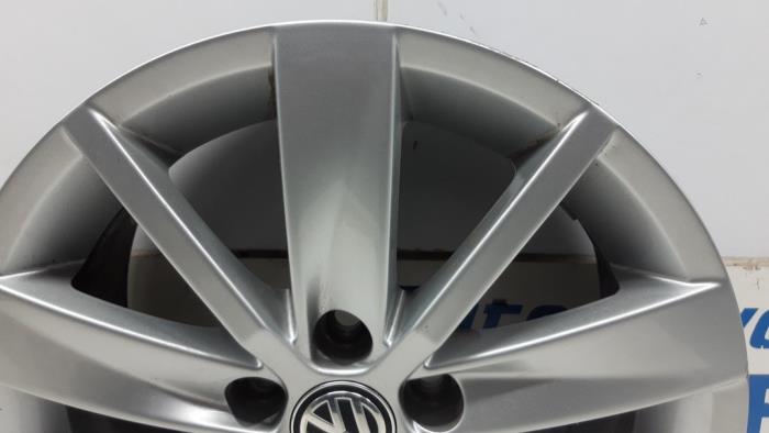 Felge van een Volkswagen Polo V (6R) 1.2 TSI 16V BlueMotion Technology 2017