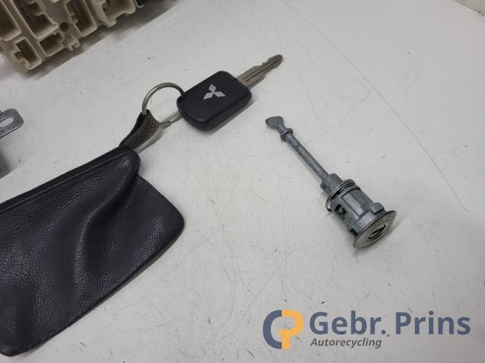 Used Ignition lock + computer Mitsubishi Space Star (A0) 1.0 12V Price € 150,00 Margin scheme offered by Autorec. Gebr. Prins b.v.