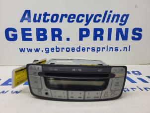 Usados Reproductor de CD y radio Peugeot 107 1.0 12V Precio € 50,00 Norma de margen ofrecido por Autorec. Gebr. Prins b.v.