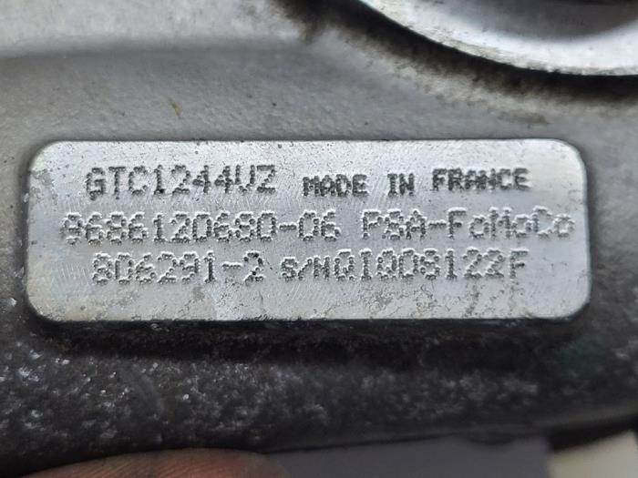 Turbo van een Ford S-Max (GBW) 1.6 TDCi 16V 2014
