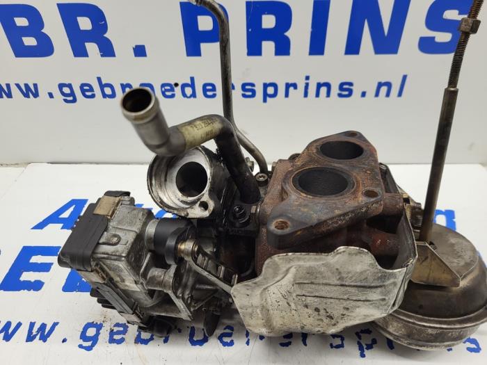 Turbo from a BMW 5 serie (F10) 525d xDrive 16V 2013