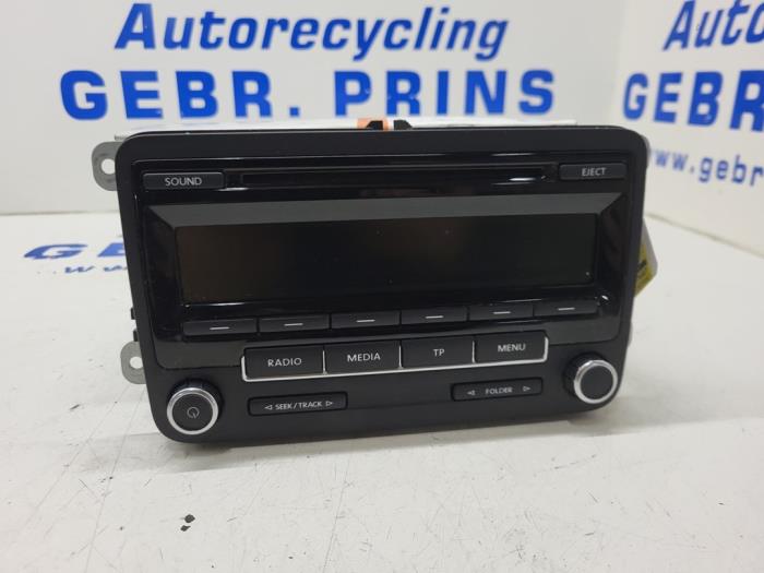 Radio CD player from a Volkswagen Caddy III (2KA,2KH,2CA,2CH) 1.6 TDI 16V 2014