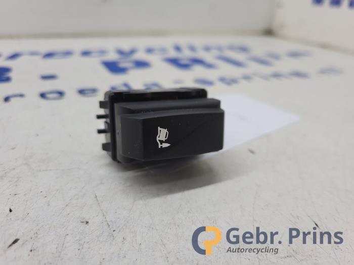 Usados Interruptor ESP Opel Vivaro 1.6 CDTI BiTurbo 120 Precio € 12,10 IVA incluido ofrecido por Autorec. Gebr. Prins b.v.