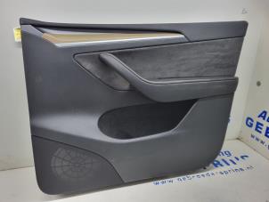 Begagnade List, framdörr, 4-dörrars, höger Tesla Model Y (5YJY) RWD Pris € 225,00 Marginaltabell erbjuds av Autorec. Gebr. Prins b.v.