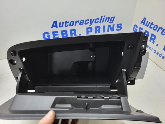 Boîte à gants d'un Opel Astra K Sports Tourer 1.0 Turbo 12V 2016