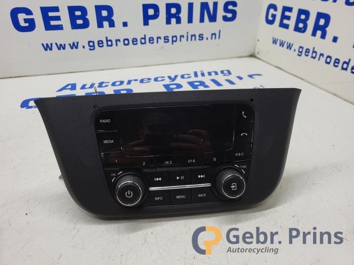 Używane Radio Iveco New Daily VI 35C18,35S18,40C18,50C18,60C18,65C18,70C18 Cena € 514,25 Z VAT oferowane przez Autorec. Gebr. Prins b.v.