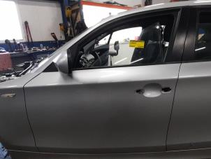 Używane Drzwi lewe przednie wersja 4-drzwiowa BMW 1 serie (E87/87N) 118i 16V Cena € 75,00 Procedura marży oferowane przez Autorec. Gebr. Prins b.v.