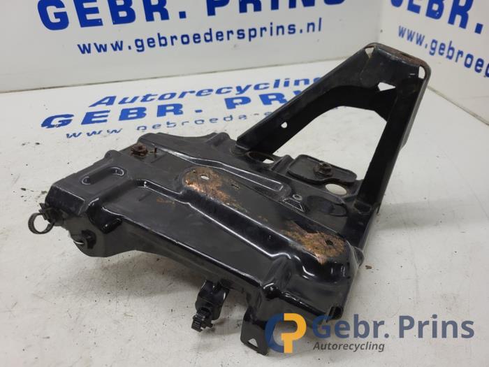 Begagnade Batterilåda Peugeot 107 1.0 12V Pris € 10,00 Marginaltabell erbjuds av Autorec. Gebr. Prins b.v.