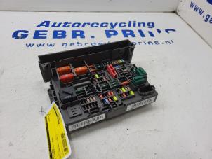 Używane Skrzynka bezpieczników BMW 1 serie (E87/87N) 118i 16V Cena € 100,00 Procedura marży oferowane przez Autorec. Gebr. Prins b.v.