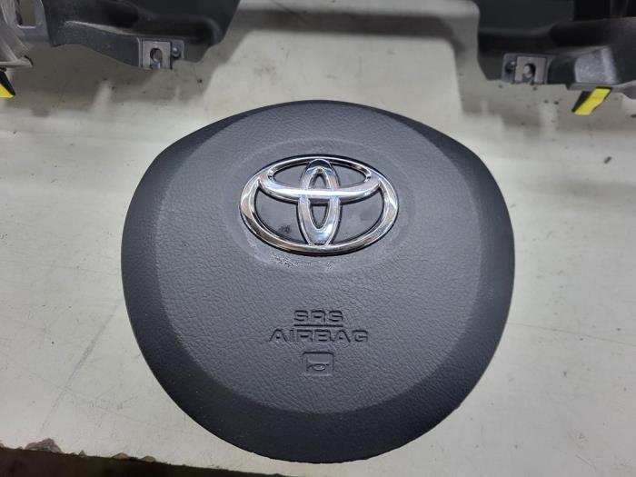 Airbag set + dashboard van een Toyota Yaris III (P13) 1.0 12V VVT-i 2012