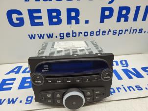 Używane Radioodtwarzacz CD Chevrolet Spark (M300) 1.0 16V Bifuel Cena € 150,00 Procedura marży oferowane przez Autorec. Gebr. Prins b.v.