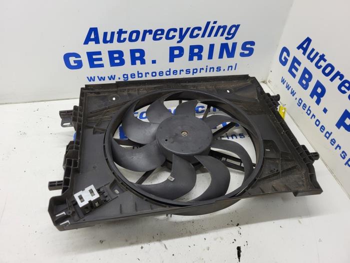 Cooling fans from a Renault Clio IV Estate/Grandtour (7R) 1.5 Energy dCi 90 FAP 2013