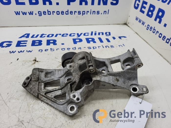 Support dynamo haut d'un Renault Clio IV Estate/Grandtour (7R) 1.5 Energy dCi 90 FAP 2018