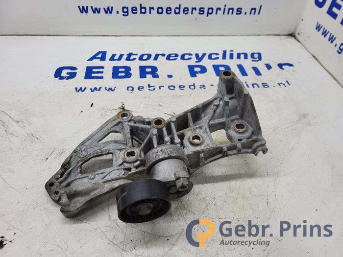 Usagé Support dynamo haut Renault Clio IV Estate/Grandtour (7R) 1.5 Energy dCi 90 FAP Prix € 35,00 Règlement à la marge proposé par Autorec. Gebr. Prins b.v.