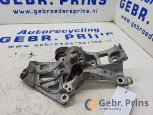 Support dynamo haut d'un Renault Clio IV Estate/Grandtour (7R) 1.5 Energy dCi 90 FAP 2018