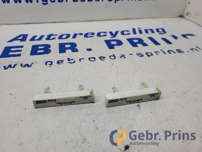 Używane Antena GPS Renault Clio IV Estate/Grandtour (7R) 1.5 Energy dCi 90 FAP Cena € 30,00 Procedura marży oferowane przez Autorec. Gebr. Prins b.v.