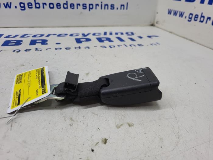 Insertion ceinture de sécurité arrière droite d'un Peugeot 108 1.0 12V 2015
