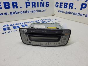 Używane Radioodtwarzacz CD Peugeot 107 1.0 12V Cena € 50,00 Procedura marży oferowane przez Autorec. Gebr. Prins b.v.