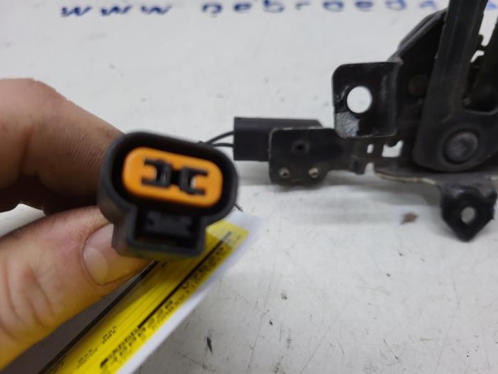 Bonnet lock mechanism from a Kia Picanto (TA) 1.0 12V 2012