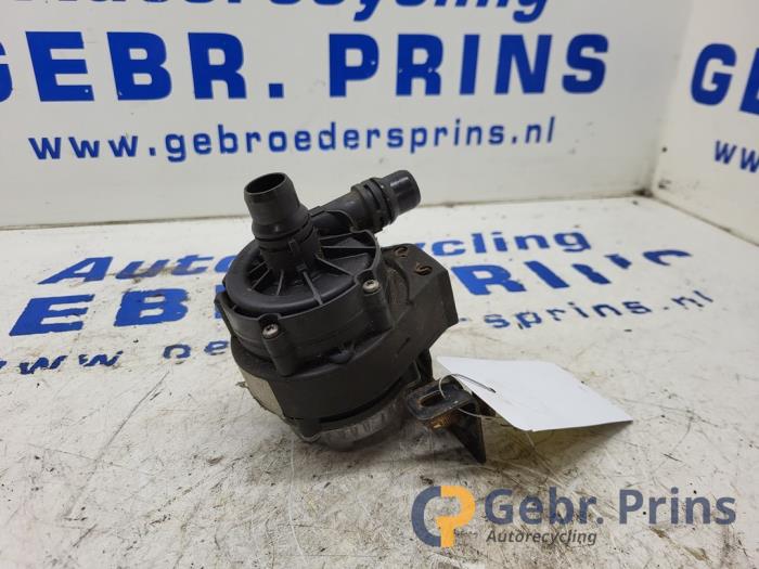 Begagnade Extra vattenpump Citroen C5 Aircross I (A4/AC/AJ/AR) 1.6 Hybrid 225 16V Pris € 40,00 Marginaltabell erbjuds av Autorec. Gebr. Prins b.v.