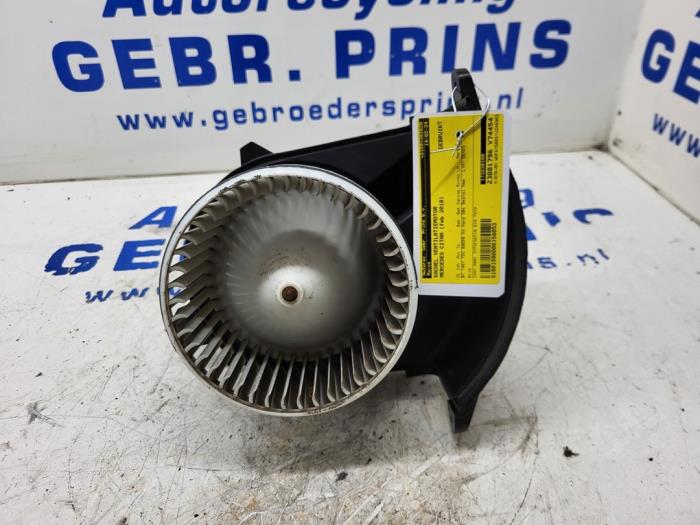 Heating and ventilation fan motor from a Mercedes-Benz Citan (415.6) 1.5 108 CDI Euro 6 2019
