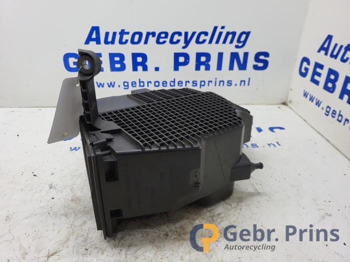 Begagnade Luftfilterhus Renault Clio IV (5R) 0.9 Energy TCE 90 12V Pris € 40,00 Marginaltabell erbjuds av Autorec. Gebr. Prins b.v.