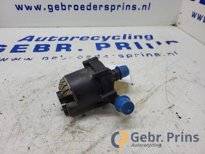 Begagnade Extra vattenpump Tesla Model S 70D Pris € 50,00 Marginaltabell erbjuds av Autorec. Gebr. Prins b.v.