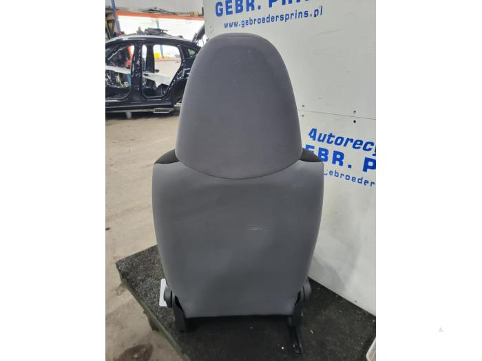 Seat, left from a Peugeot 107 1.0 12V 2013