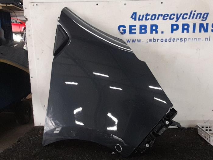 Front wing, right from a Renault Trafic (1FL/2FL/3FL/4FL) 2.0 dCi 16V 130 2022