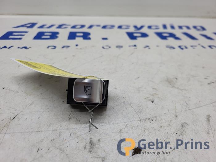 Usados Interruptor de ventanilla eléctrica BMW X4 (G02) M40i 3.0 TwinPower Turbo 24V Precio € 15,00 Norma de margen ofrecido por Autorec. Gebr. Prins b.v.