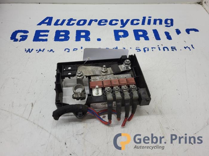 Używane Biegun akumulator Opel Astra J Sports Tourer (PD8/PE8/PF8) 1.4 16V ecoFLEX Cena € 15,00 Procedura marży oferowane przez Autorec. Gebr. Prins b.v.
