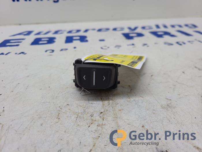 Usados Interruptor de ventanilla eléctrica Dacia Logan MCV II/III/Sandero Wagon 0.9 TCE 12V Precio € 10,00 Norma de margen ofrecido por Autorec. Gebr. Prins b.v.