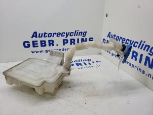 Usagé Réservoir lave-glace avant Volkswagen Golf VI (5K1) 1.4 TSI 122 16V Prix € 30,00 Règlement à la marge proposé par Autorec. Gebr. Prins b.v.
