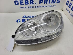 Używane Reflektor lewy Volkswagen Golf V (1K1) 1.4 16V Cena € 40,00 Procedura marży oferowane przez Autorec. Gebr. Prins b.v.