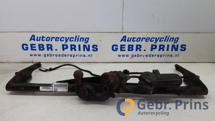 Używane Hak holowniczy Volkswagen Passat Variant (365) 2.0 TDI 16V 140 Cena € 150,00 Procedura marży oferowane przez Autorec. Gebr. Prins b.v.