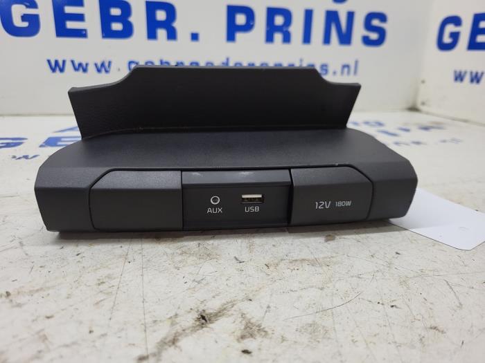 AUX / USB-Anschluss van een Kia Picanto (JA) 1.0 12V 2019